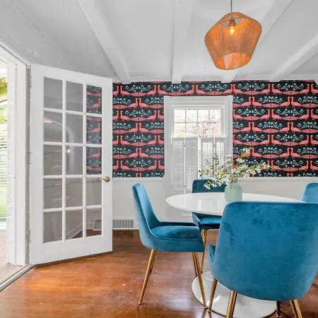 Brand New, Renovated Urban Oasis With Plenty Of Parking Villa