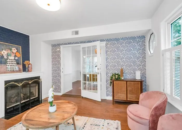 Brand New, Renovated Urban Oasis With Plenty Of Parking Holiday home *