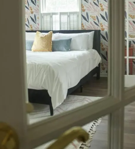 Holiday home Brand New, Renovated Urban Oasis With Plenty Of Parking Pittsburgh