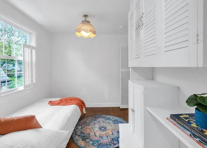 Brand New, Renovated Urban Oasis With Plenty Of Parking Holiday home Pittsburgh