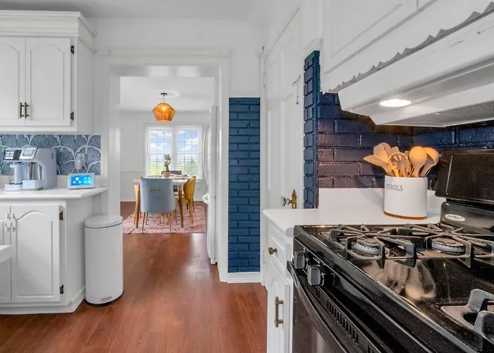 Holiday home Brand New, Renovated Urban Oasis With Plenty Of Parking Pittsburgh