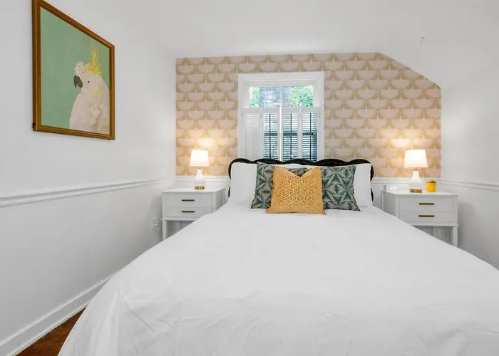 Brand New, Renovated Urban Oasis With Plenty Of Parking Holiday home *