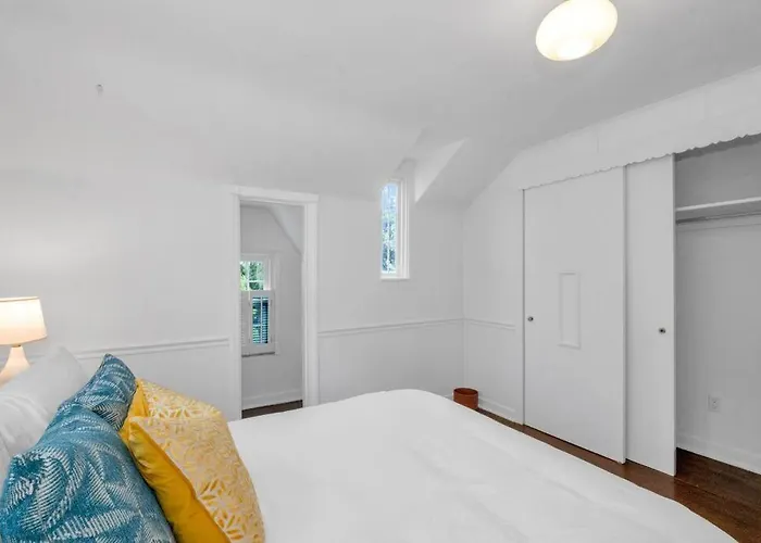 Brand New, Renovated Urban Oasis With Plenty Of Parking Holiday home