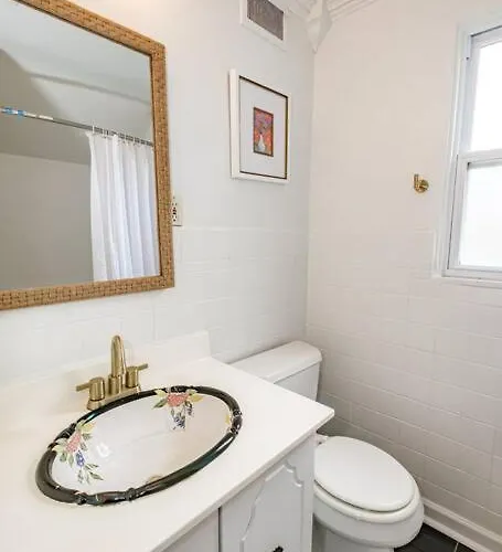 Brand New, Renovated Urban Oasis With Plenty Of Parking Holiday home