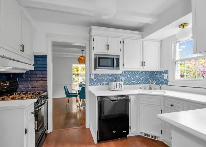 Holiday home Brand New, Renovated Urban Oasis With Plenty Of Parking Pittsburgh