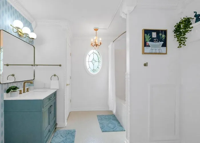 Brand New, Renovated Urban Oasis With Plenty Of Parking