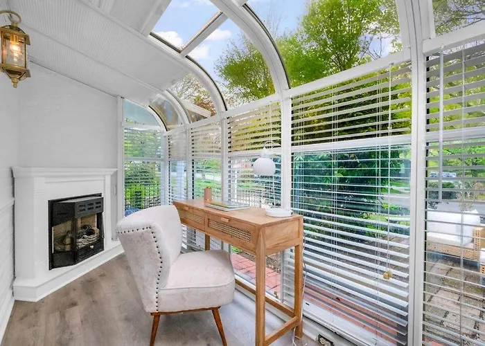 Brand New, Renovated Urban Oasis With Plenty Of Parking Pittsburgh