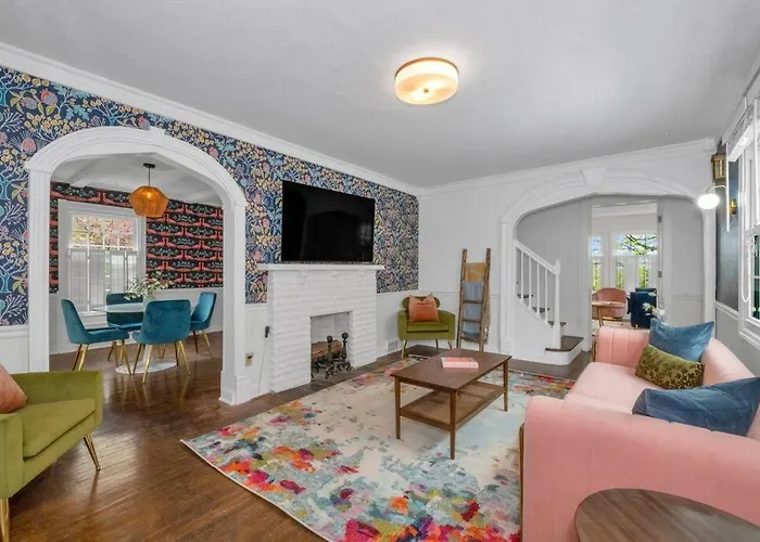 Brand New, Renovated Urban Oasis With Plenty Of Parking Holiday home