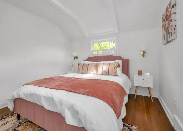 Brand New, Renovated Urban Oasis With Plenty Of Parking Holiday home