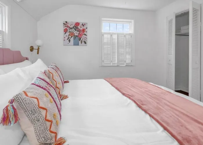 Brand New, Renovated Urban Oasis With Plenty Of Parking Holiday home