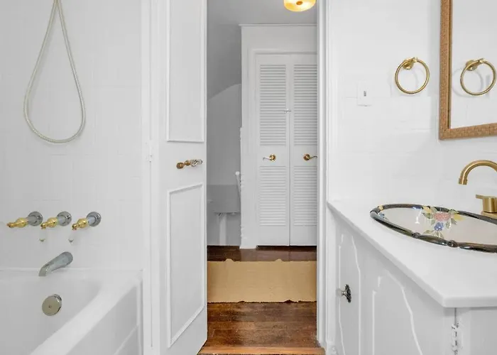Brand New, Renovated Urban Oasis With Plenty Of Parking