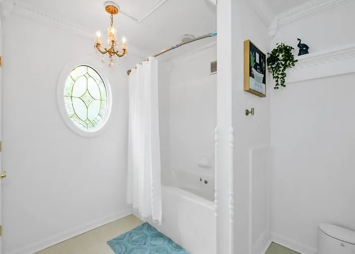 Holiday home Brand New, Renovated Urban Oasis With Plenty Of Parking *