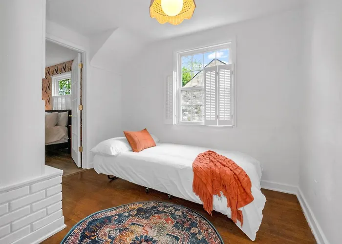 Brand New, Renovated Urban Oasis With Plenty Of Parking Holiday home Pittsburgh