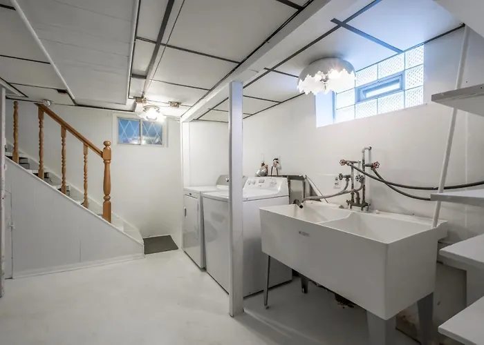 Brand New, Renovated Urban Oasis With Plenty Of Parking Holiday home